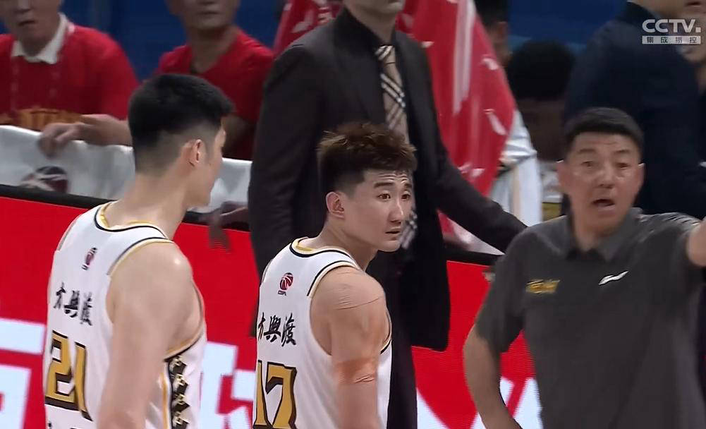 新疆男篮全面压制广厦队，实现逆转胜利