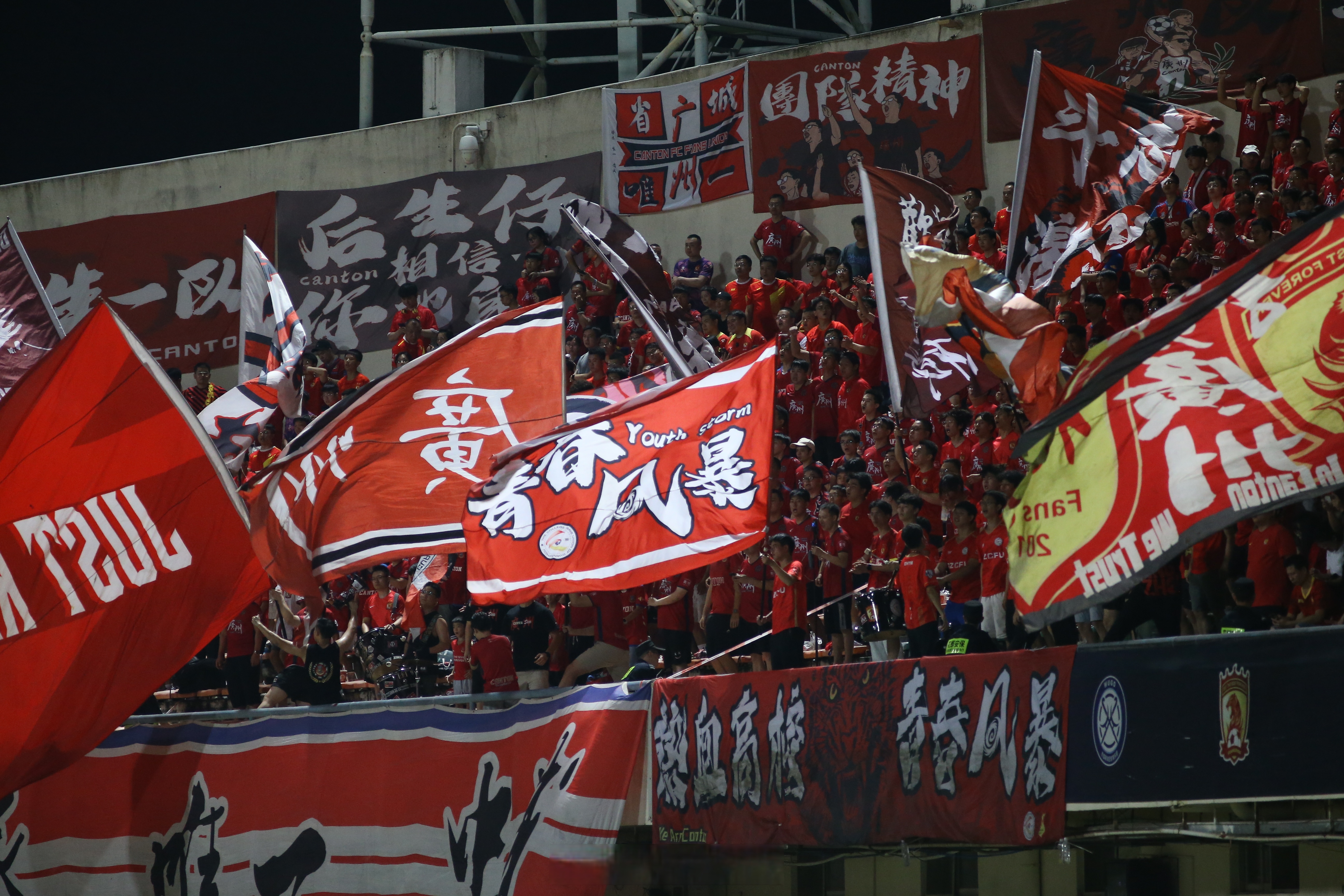 包含本土球队拼尽全力，决心闯入亚冠赛事的词条